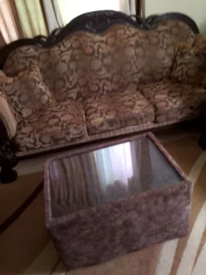 طقم كنب سبع كراسي للبيع بحالة جيدة لا يحتاج تنظيف