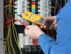 مهندس وفني كهرباء لجميع اعمال الكهرباء والصيانة المنزليه