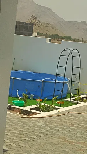 مسبح بحجم كبير مع كامل ملحقاته