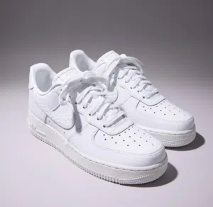 بوط نايك ابيض مقاس 43 Nike Air force 1suzeبحالة ستوك غير مستخدم