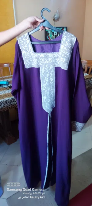 عباية حريمي ..بنفسجي اللون ..تطريز فضي اللون ..ومعه طرحه