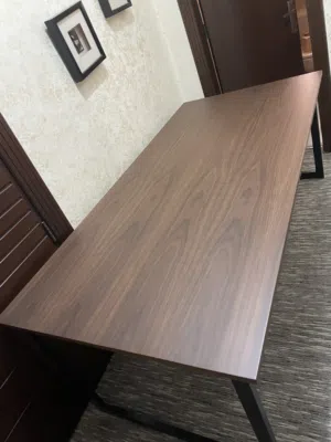مكتب خشبي مودرن (جديد غير مستعمل) قياس كبير 2 متر × 1 متر - تصميم عصري فخم