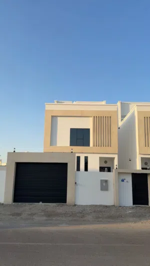 فيلا راقية للبيع و بمساحات واسعة في العامرات مدينة النهضة مربع 12
