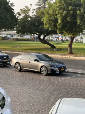 نيسان التيما  SV قمة النظافة حادث خلفي بدون خروج ايرباجات