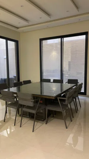 طاولة طعام خشب