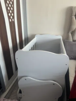 سرير أطفال خشب بحالة جيدة