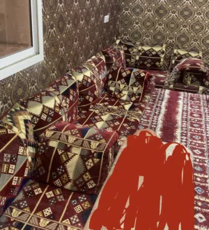 مجلس ارضي و طاولة تلفزيون