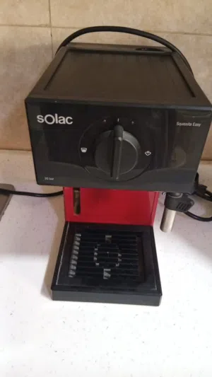 ماكينة صنع قهوة.اكسبريس وكابوتشينو.وانواع اخرى من القهوة.واسمها مكتوب عليها.