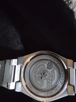 ساعه اصليه شبه جديده للعلم سعرها جديده أكثر