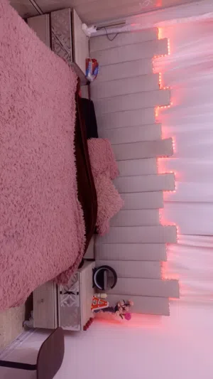 سرير وكوميدينو عدد2وطاولة تسريحه