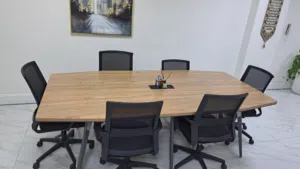 طاولة اجتماعات مع 6 كراسي بحالة ممتازة