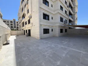 شقة ارضية مميزة للبيع في ضاحية النخيل بسعر مميز جدا 200م2 ترسات
