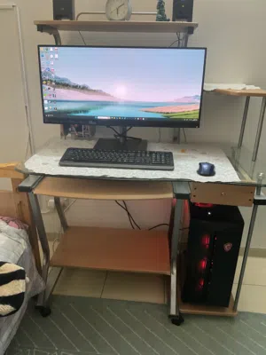 شاشة حجم 29 من شركة لينوفو اخذته   من شركة النبع مع سماعات خرجية  مع كيبورد وماوس وايرليس.. مع ميز