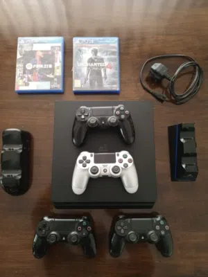 PS4 Slim بلاي ستيشن 4 سليم بحالة الوكالة مع كافة اغراضها و 4 ايدي اصلي وليس كوبي