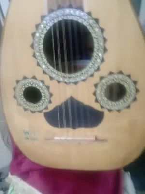عود مصري محمد امين حجم كبير قديم ممتاز جدا صوت شرقي بحت......................  ...........         .