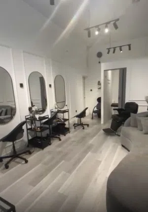 صالون نسائي للبيع ضروري