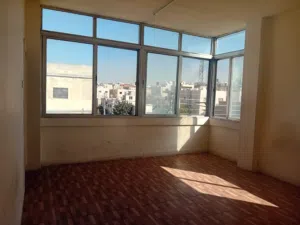 بسم الله الرحمن الرحيم شقه للبيع عمان ضاحيه الحج حسن شقه عباره عن 3 غرف 2حمامات مطبخ موزع كبير