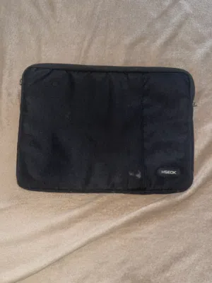 شنتة لابتوب من Hseok ب خمسة دنانير فقط مستعملة استعمال خفيف جداً