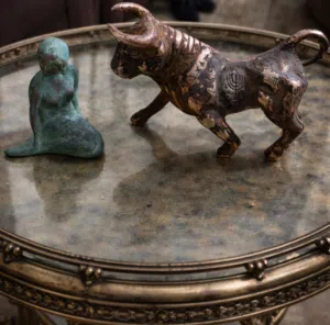 مجسمات انتيك نحاس احمر صب ثور منقوش برموز وزن كيلو تقريبا.عروس البحر نصف كيلو بسعر 20 فقط