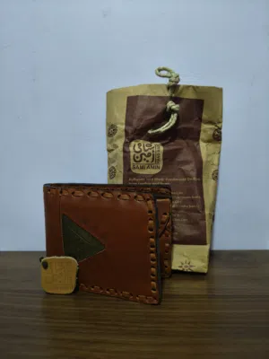 محفظة جلد طبيعي أصلية من Sami Amin، صناعة يدوية (Handmade)، جديدة تمامًا ولم تُستخدم.