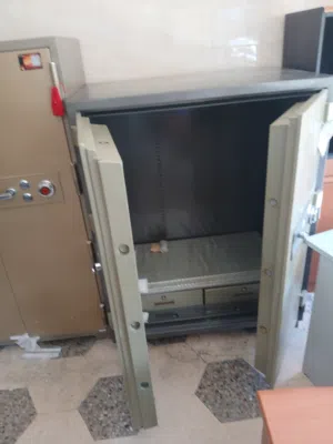 قاصه جديده ماليزي 2 باب وزن 600 كيلو ارتفاع 140 عرض 120 السعر 750 دينار