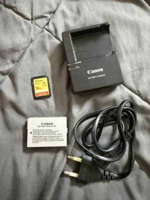 للبيع كاميرا كانون 600D (استخدام شخصي وخفيف جداً)