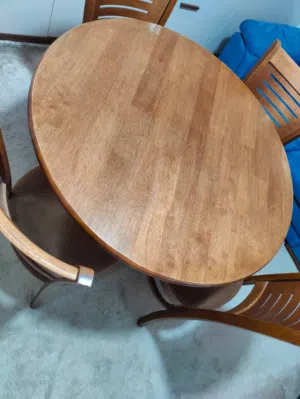 طاولة خشب نظيفة