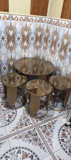 طاولات قنفات اربع قطع نفس البصورة حديد قوي والواجها للطاولات زجاج مري قوي