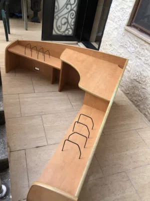 ظهر مكتب خشبي