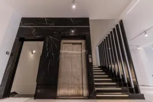 عمارة خاصه تتكون من 4 شقق وملحق بمدخولها للبيع ف منطقة زاوية الدهماني