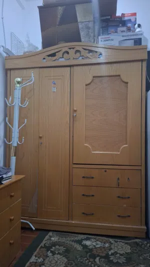 دولاب وتسريحه مع كرسي وعدد اثنين كومود