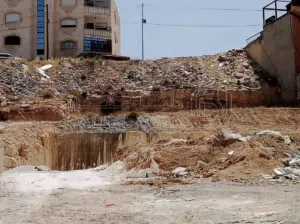 ارض مميزة مطلة مخدومة بشكل كامل  كل ماتحتاجه متوفر حولها ومن المالك مباشرة