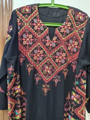 ثوب تطريز شغل يدوي  Hand made  السعر 200 دينار استعمل قليل