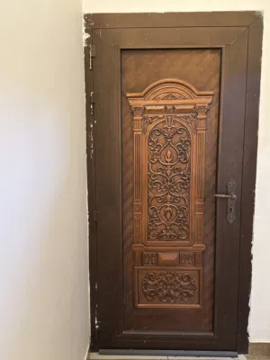 باب خارجي حديد بني