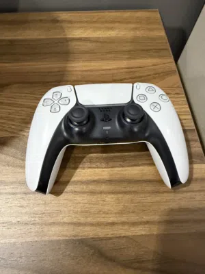 يد سوني 5 شبه جديده اصليه من الكرتون