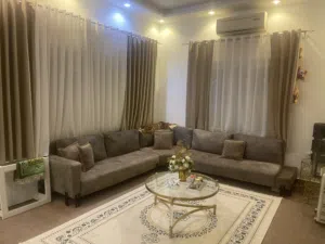 استراحة للبيع كاملة بالأثاث يوجد بيها بئر فسكية مسطاحات خضراء بني قواعد وعرص وكاتينة تقدر تطلع دورين