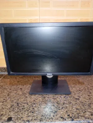 شاشة كمبيوتر من نوع ديل