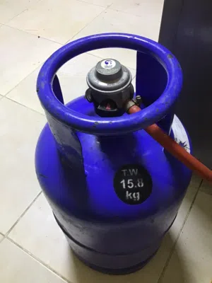 أسطوانة غاز أدنوك بحالة ممتازة مع المنظم والخرطوم (فيها غاز)