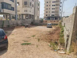 الأرض للبيع.
