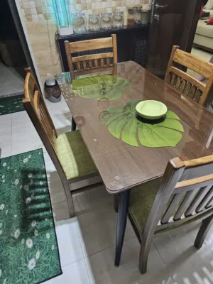 طاولة مطبخ خشب مع لوح زجاج   غير مستهلكة مع 4 كراسي منجد