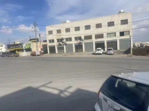 معارض وكلات  صناعات غذائيه  مشاغل صناعات خفيفه مستودعات طابق ارضي مكون من عدة مخازن على مثلث شوارع
