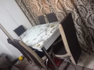 طاوله سفرة للبيع  مع 4  كراسي تكبر وتصغر