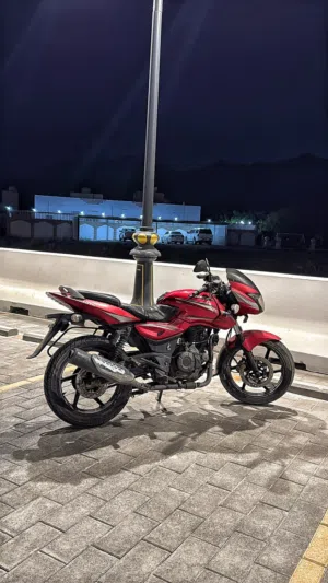 دراجة بولسار باجاج للبيع 180 cc ما شاء الله طيارة مب دراجه تستحمل وزن عالي بسعر(1500)قابل للتفاوض