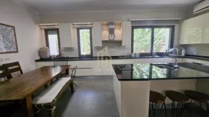 فيلا مميزة مكونه من ثلاث طوابق بإطلالة رائعة في اجمل مناطق شفابدران/ ref 9912