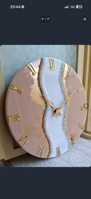 ساعة يدوية الصنع من الراتنج