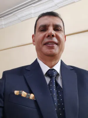 دكتور جامعي لتدريس اللغة الإنجليزية