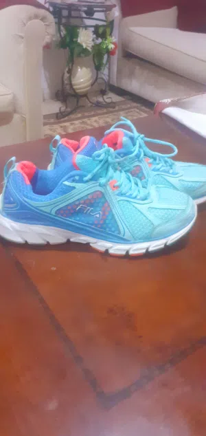 FiLA مريح جدا جدا بحالة الوكالة ملبوس 4 ايام العيد مقاس 40