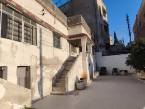 منزل مستقل للبيع في جبل التاج مقابل للشارع الرئيسي ومطل على القصور الملكية العامرة