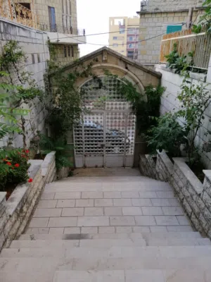 بناية لقطة مميزة نصف مفروشة مع 4 محلات بحالة جيدة جدا للبيع في بحمدون المحطة بسعر مميز