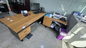 Office desk طاولة مكتب